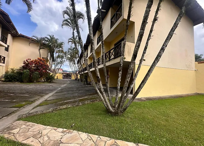 TRIPLEX piscina churrasqueira lava e seca Wi-Fi e 2 TVs em Condomínio com 90m2 no centro de Ubatuba
